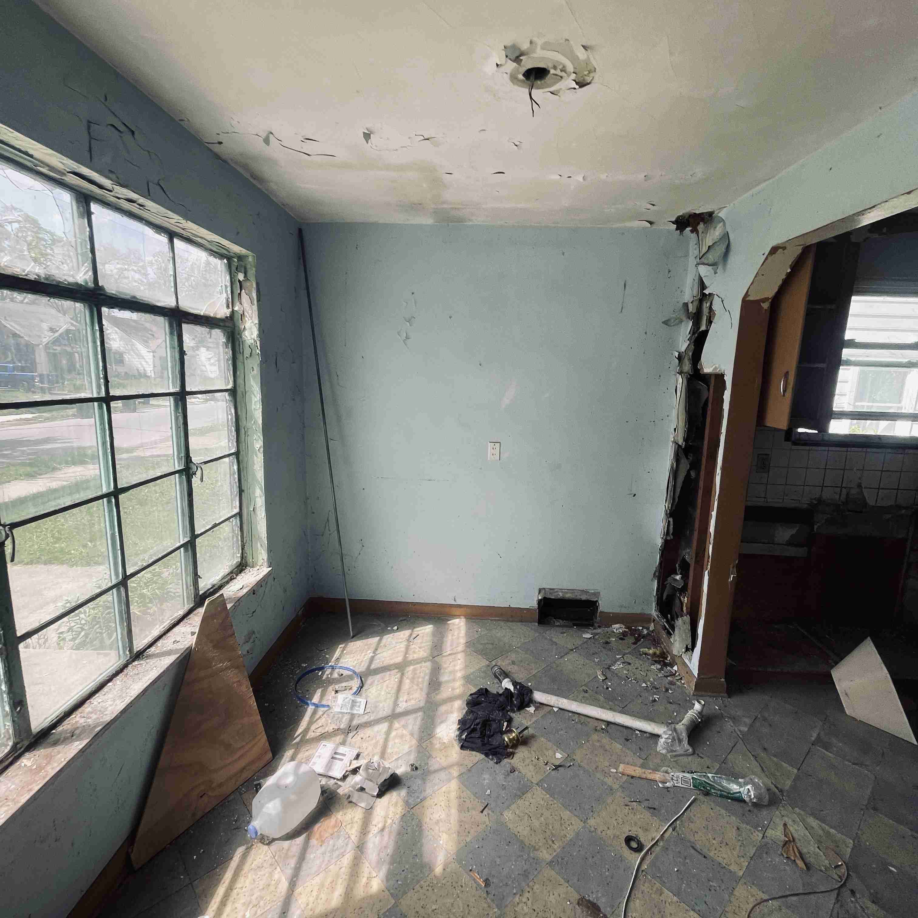 19220 Albany St (26).jpg